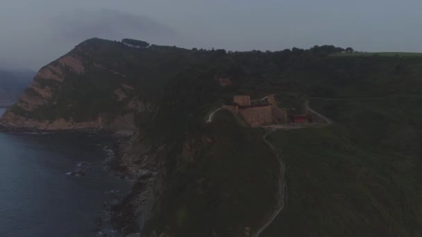 Беспилотник над испанским побережьем на закате — стоковое видео
