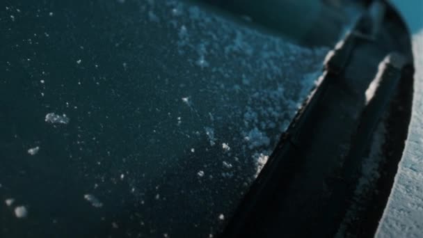 Closeup Tiro de um pára-brisas parcialmente descongelado — Vídeo de Stock