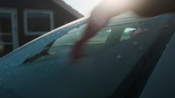 Man Deicing een ijzige auto op een mooie ochtend — Stockvideo