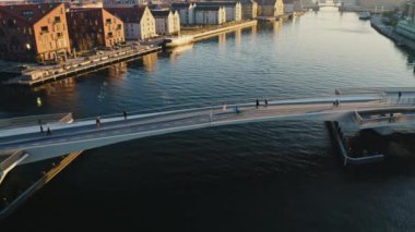 Danimarka 'daki Kanal Suları Boyunca Köprü ve Arka plandaki Şehir Evleri