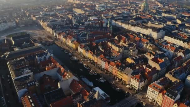 Pier in het midden van de stad Omringd door Tall Architecure in Denemarken — Stockvideo