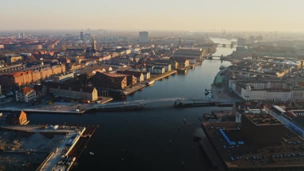 Arquitectura europea con aguas del canal en medio, Dinamarca — Vídeo de stock