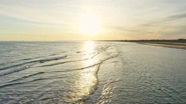 Gündoğumunda Danimarka 'da Sakin Derin Mavi Denizler ve Kumsal