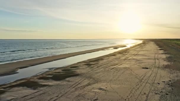 Nebeská obloha během východu slunce a klidná pláž a pobřeží v Dánsku — Stock video