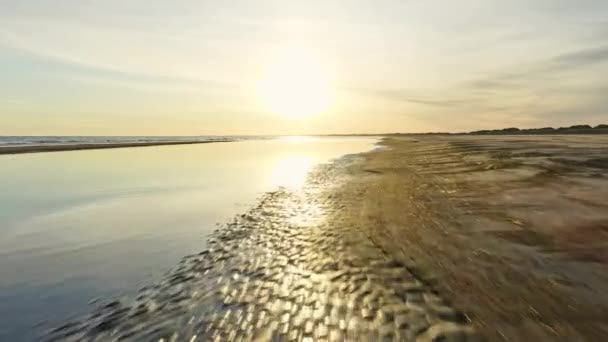 Panoramische opname van de prachtige Ocean Horizon bij het strand en de zon gluren in de lucht — Stockvideo