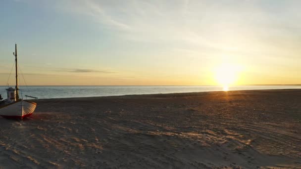 Tranquille prise de vue de la plage de Slettestrand dans le Jutland avec des eaux tranquilles au lever du soleil — Video