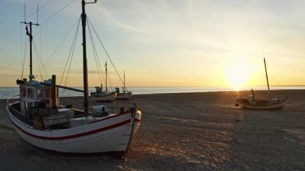 Sereno drone disparo de playa a lo largo de Jutlandia, Dinamarca y hermosa salida del sol — Vídeos de Stock