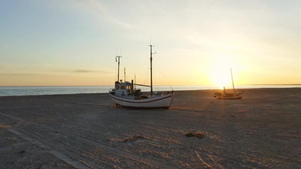 Удивительный вид на пляж со старыми катерами и восходом солнца — стоковое видео