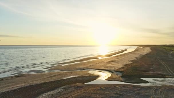 Solljus Shining Bright och dess reflektion Sett i den vackra och lugna stranden vatten i Jylland — Stockvideo