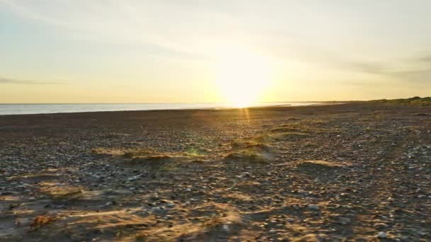 Hermoso amanecer en el fondo y la costa de playa tranquila en Dinamarca — Vídeo de stock