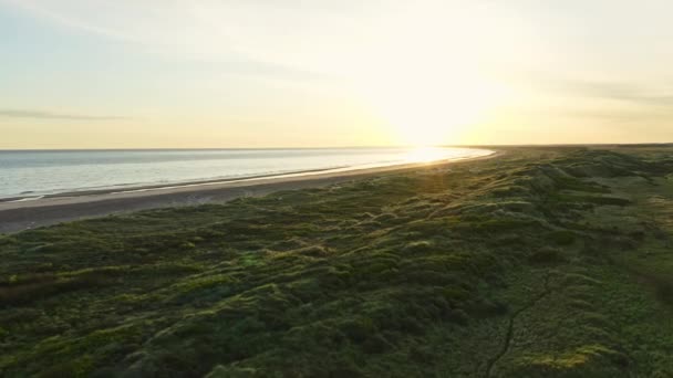 Vista panoramica sulla spiaggia di Slettestrand e le coste durante l'alba — Video Stock