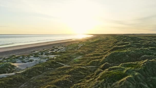 Пляж Ajome Sunrise Shot Along Slettee Beach в Ютландии, Дания — стоковое видео