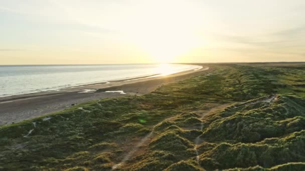 Flygfoto av Slettestrands stränder Omgivet av sand och gräs under soluppgången — Stockvideo