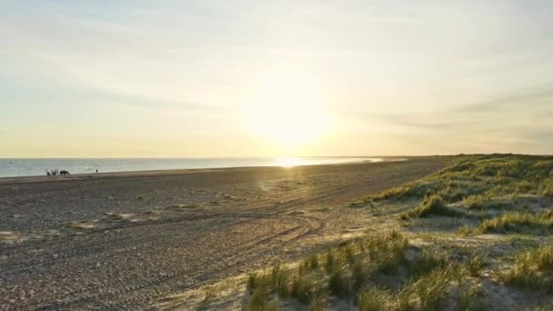 Weitwinkel der Meeresküste und des Strandes mit ruhigen Meeresgewässern bei Sonnenaufgang — Stockvideo
