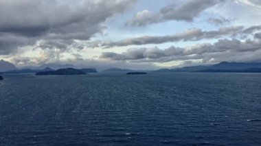 Okyanus Ufuklarının Yavaş Çekimi, Ada, Dağ Silüetleri ve Gökyüzü