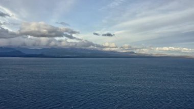 Hava Çekimi Güzel Mavi Denizler ve Açık Gökler 'in üzerinde uçuyor