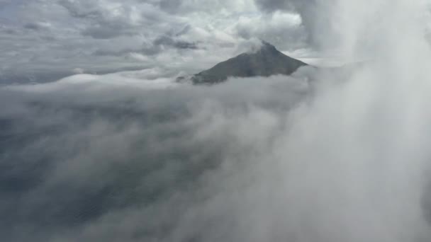 Montaña junto al océano con espesa niebla en el fondo — Vídeo de stock