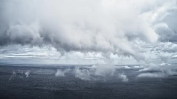 Timelapse Vídeo aéreo del mar profundo y la niebla en el cielo — Vídeos de Stock