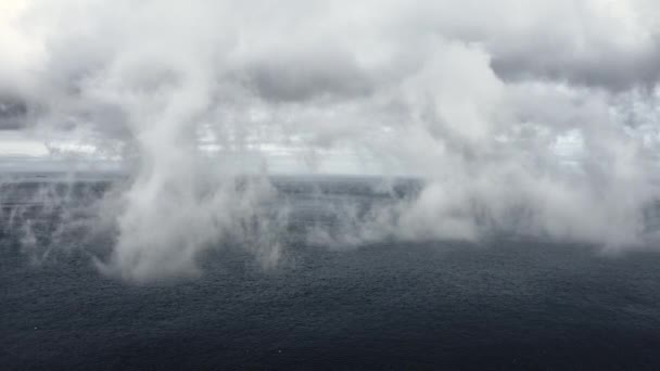 Mgliste niebo pokrywające widok na wody i góry głębokiego oceanu — Wideo stockowe