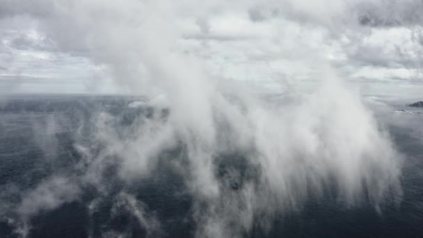 Ясное небо с океанскими водами, покрытыми белым туманом в Южной Африке — стоковое видео