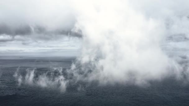 Brouillard épais recouvrant la zone et l'eau de mer d'en bas