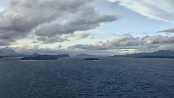 Όμορφη θέα της θάλασσας Horizon και Σιλουέτες των νησιών κάτω από νεφώσεις ουρανοξύστες — Αρχείο Βίντεο