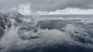 Ön planda kalın bir sis ve Arkasında Deniz 'in bir parıltısı