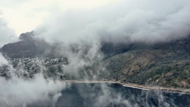 Letecký Panning Shot of Mountain and Ocean skrývající se za hustou mlhou — Stock video