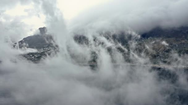 Drone Shot de niebla gruesa que cubre el mar y la costa por las montañas — Vídeos de Stock