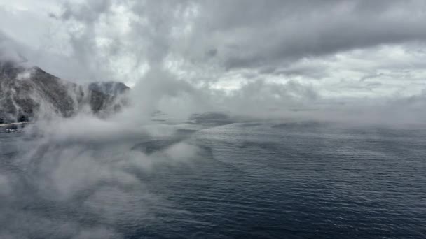 Brouillard recouvrant le cadre rempli d'eau de mer et de montagne à Slowmo — Video