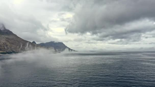 Vista panorámica de las aguas del mar y las montañas por la costa — Vídeos de Stock