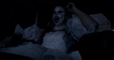 Esneyen Korkunç Dişi Palyaço 'nun Orta Çekimi