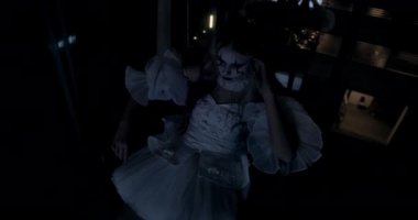 TV karşısında oturan Korkunç Kadın Palyaço 'nun En İyi Çekimi