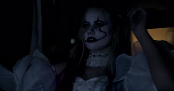 Egy rövid közeli videó női Cosplaying Harley Quinn játszik a hajával — Stock videók