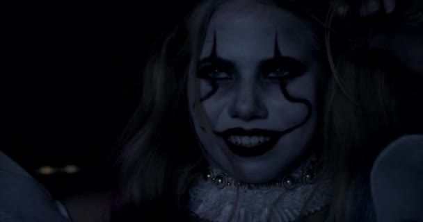Erschreckende Nahaufnahme eines verrückten weiblichen Clowns — Stockvideo