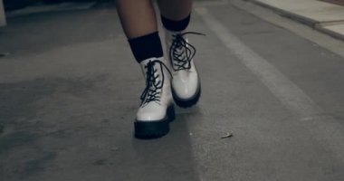 Beyaz Çizmeli Kadın Bir Adım Öne Çıkıyor