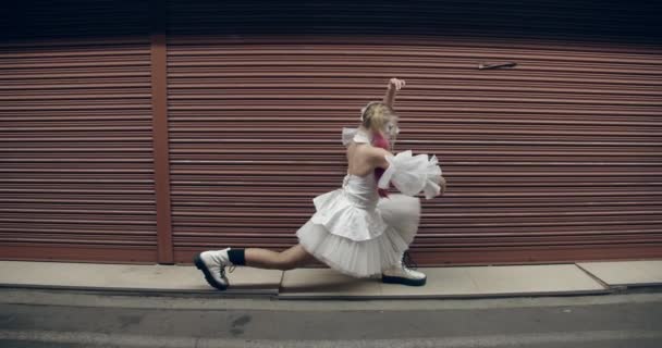 Scary mujer payaso bailando con obturador cerrado en fondo — Vídeo de stock