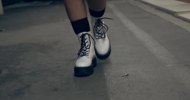 Pies de mujer dando un paso delante de otro en botas blancas — Vídeos de Stock