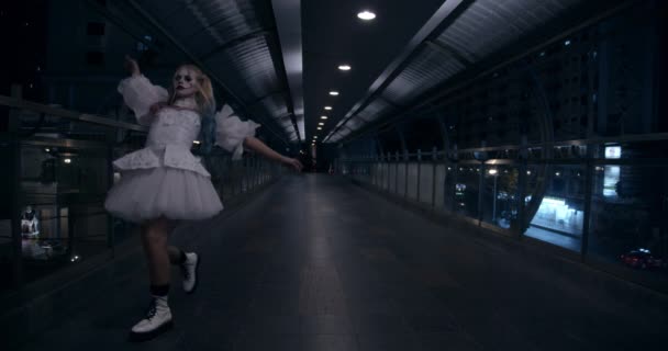 Talentuosa giovane ballerina in costume di Halloween che balla sul ponte — Video Stock