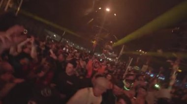 Festivale Gidenler Sahnenin Önünde Parti Yapıyor