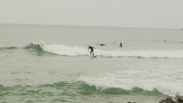 Surfer an Bord Surfwellen — Stockvideo