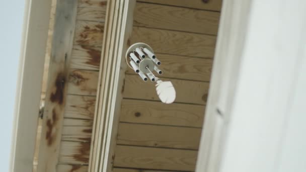 木造建築物から吊るされた風鈴 — ストック動画
