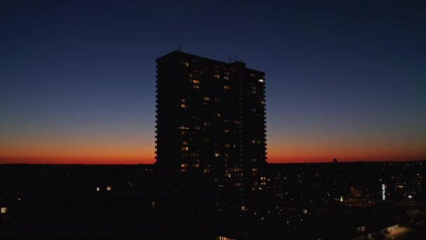 Pôr do sol e uma silhueta do edifício residencial Domus Vista em Copenhague — Vídeo de Stock