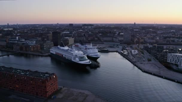 在丹麦哥本哈根港停靠的橘色天空和游轮 — 图库视频影像