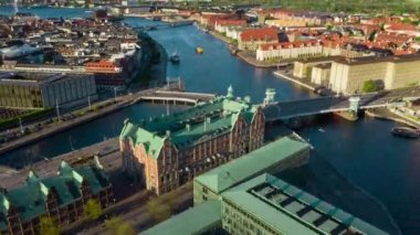 Şehrin yörüngesinde Knipplesboro Köprüsü 'nü gösteren zaman çizelgesi