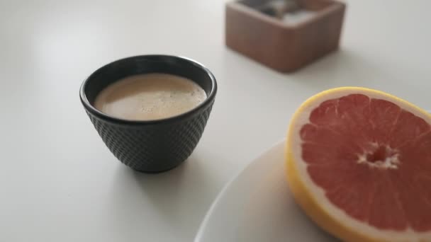 Sencillo pero delicioso desayuno con fruta cítrica y huevo — Vídeo de stock