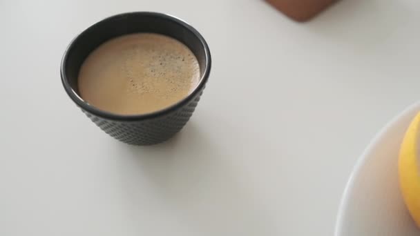 Café da manhã com água na boca servido com chocolate quente e ovo ensolarado — Vídeo de Stock