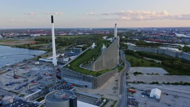 Drone Shot of Be pente dans le toit d'Amager Bakke et espaces de stationnement ouverts — Video