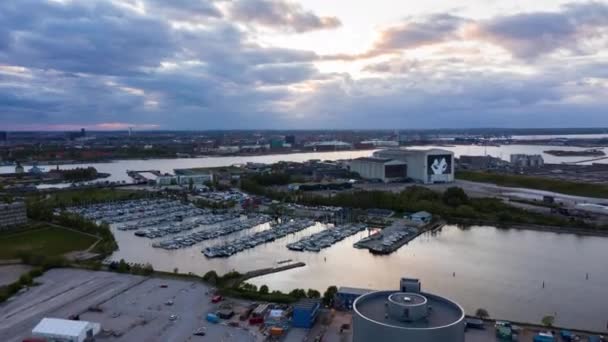 Haven in Kopenhagen met boten aangemeerd en wolken in de lucht bij zonsopgang — Stockvideo