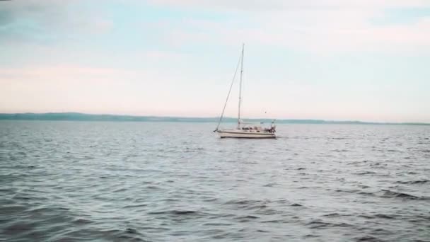 Pull Away Shot van groot schip in kalme blauwe wateren met blauwe lucht in de achtergrond — Stockvideo